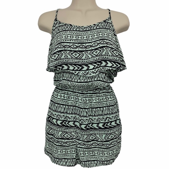 CHARLOTTE Russe Short Romper Size Small - Picture 1 of 9